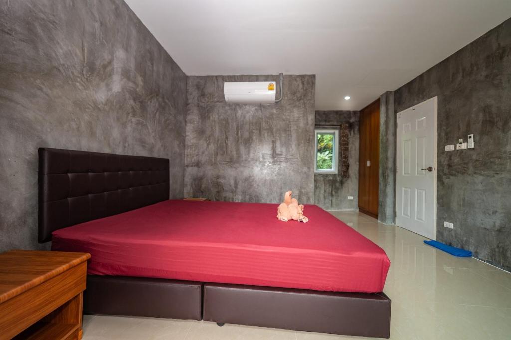Postel nebo postele na pokoji v ubytování Maenam Villa Hotel