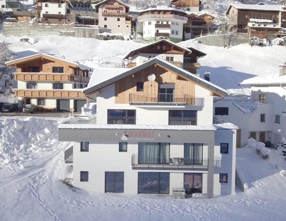 カップルにあるFerienwohnungen Marmotの雪上の家