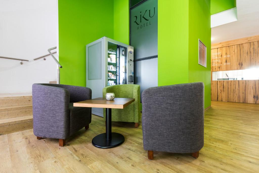 Ein Sitzbereich in der Unterkunft RiKu HOTEL Neu-Ulm