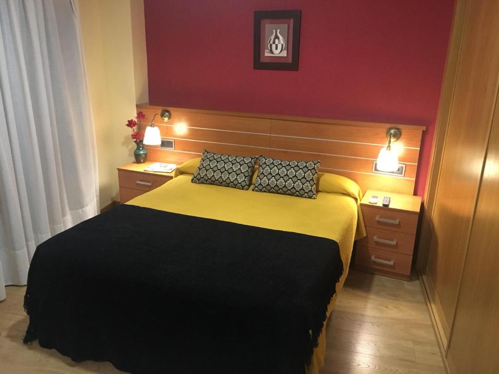 Cama o camas de una habitación en Hostal Doña Juana