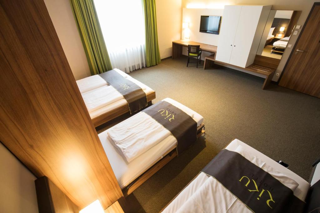 Ein Bett oder Betten in einem Zimmer der Unterkunft RiKu HOTEL Neu-Ulm