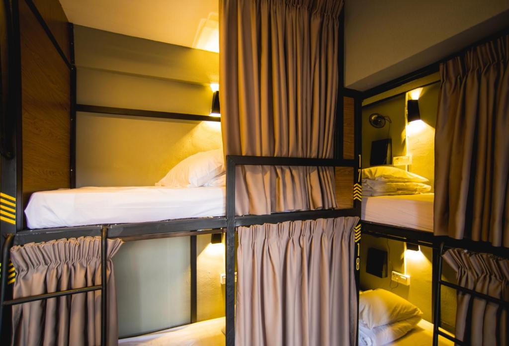 Postel nebo postele na pokoji v ubytování Traveller Bunker Hostel 1