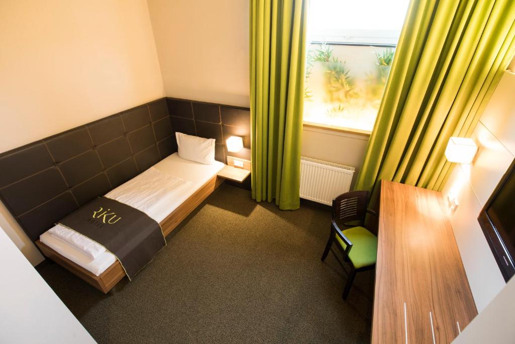 Ein Bett oder Betten in einem Zimmer der Unterkunft RiKu HOTEL Neu-Ulm