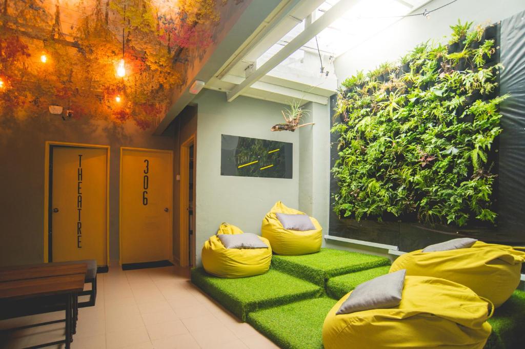 Posezení v ubytování Traveller Bunker Hostel 1