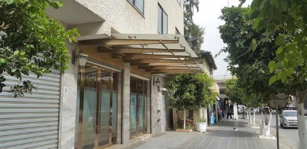 un edificio con un toldo al lado de una calle en Casablanca Hotel en Dar el Beïda