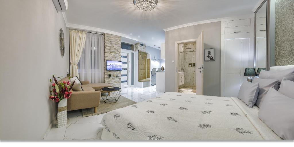 ブダペストにあるSILVER RIDGEのベッドルーム(大型ベッド1台付)、リビングルームが備わります。
