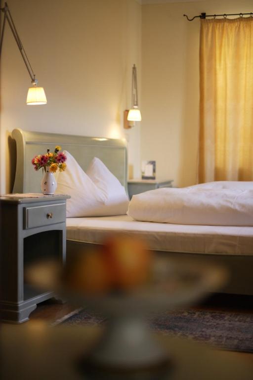 Postel nebo postele na pokoji v ubytování Gasthof zur Krone