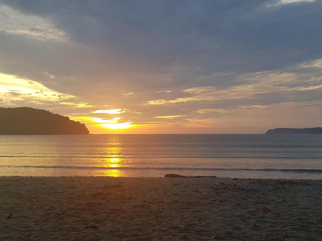  MANSÃO FRENTE A PRAIA - Locação de suítes com área de lazer compartilhada