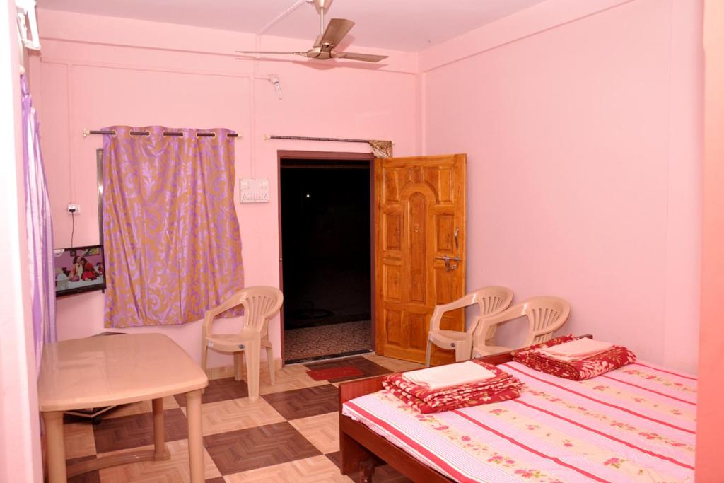 Postel nebo postele na pokoji v ubytování Soumitra Guest House Bungalow