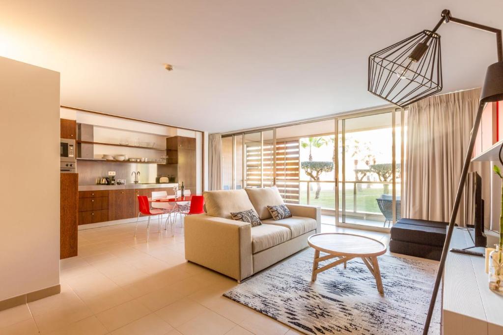 uma sala de estar com um sofá e uma mesa em Apartments Maria - Salgados 10A0D em Albufeira