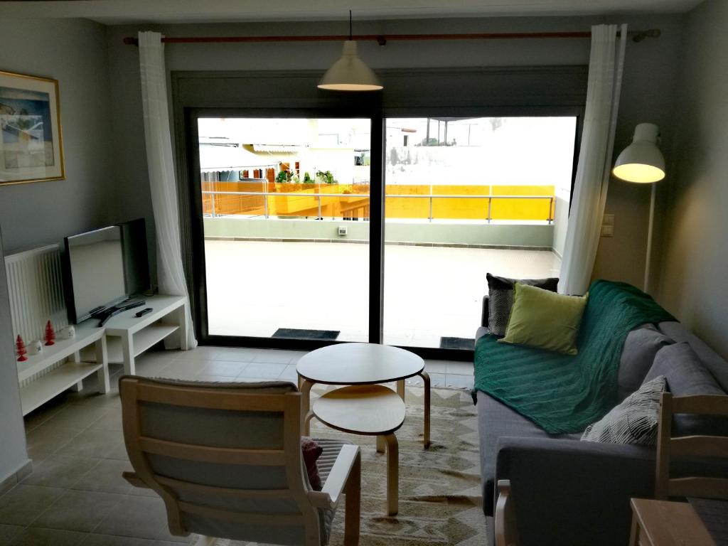 un soggiorno con divano e tavolo di Spacious and Modern Downtown Apartment a Heraklion