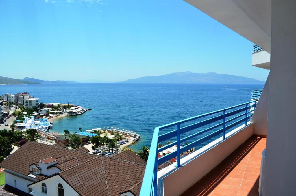 balcón con vistas al océano en Celin Apartment, en Sarandë