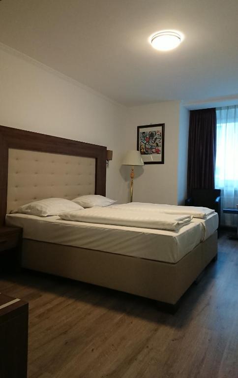 Postel nebo postele na pokoji v ubytování Rugs Hotel Düsseldorf