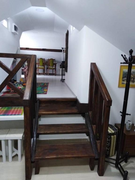 Palanda nebo palandy na pokoji v ubytování Apartman Vrdničak