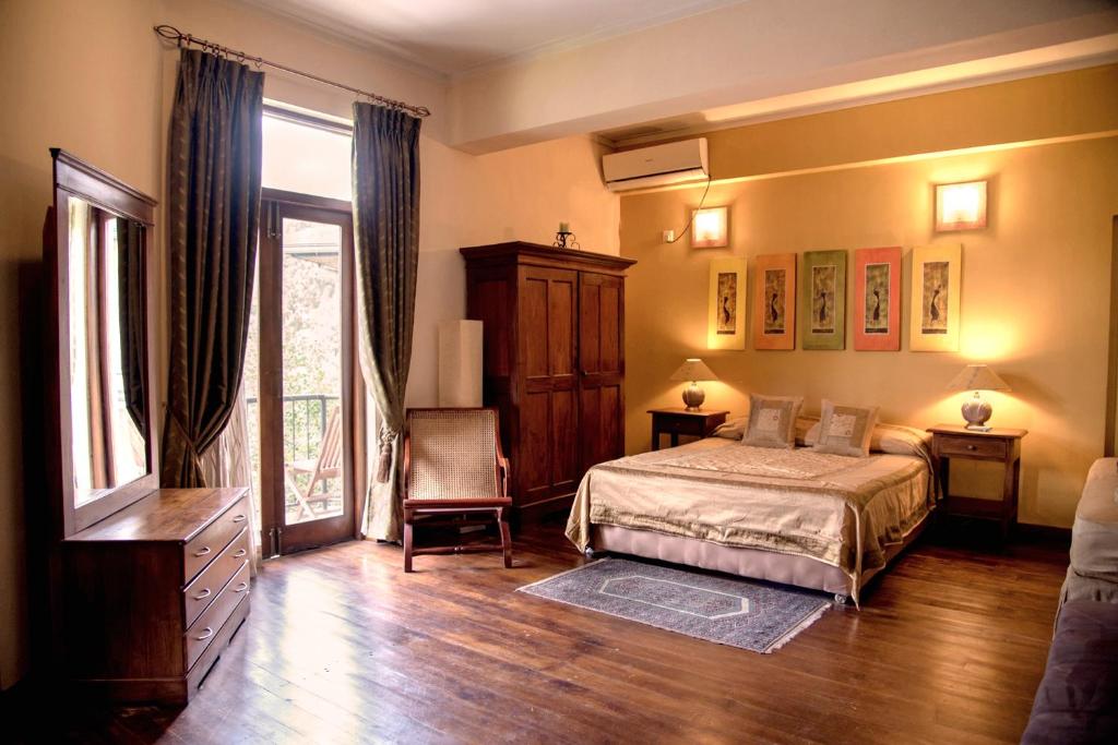 um quarto com uma cama, uma cómoda e uma janela em Villa 49 em Kandy
