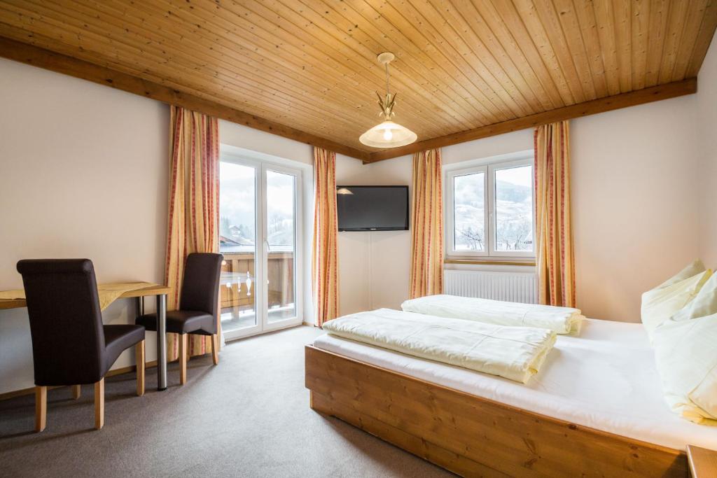 Postel nebo postele na pokoji v ubytování Haus Alpenland
