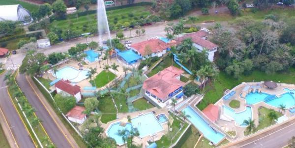 an aerial view of a house with a fountain at Apartamentos Ed London, na Av principal a poucos passos das Termas in Piratuba