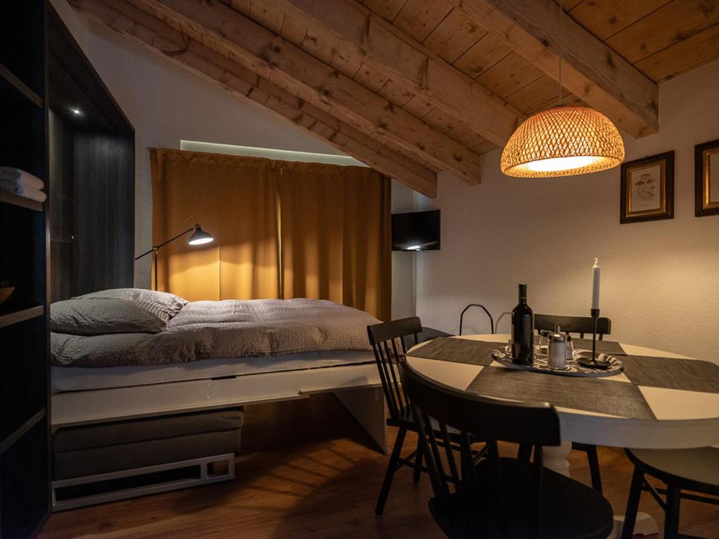 Postel nebo postele na pokoji v ubytování Malteserhaus Zermatt