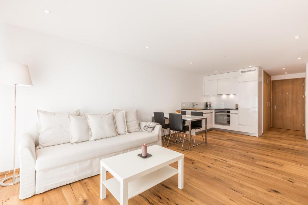 ラアにあるLAAX Homes - Taviarna Laax 4,5の白いリビングルーム(白いソファ、テーブル付)
