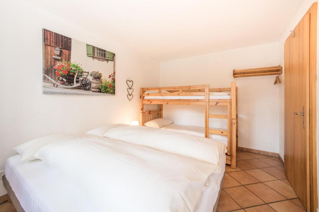 Postel nebo postele na pokoji v ubytování LAAX Homes - Val Mulin 14,1 - Accernero