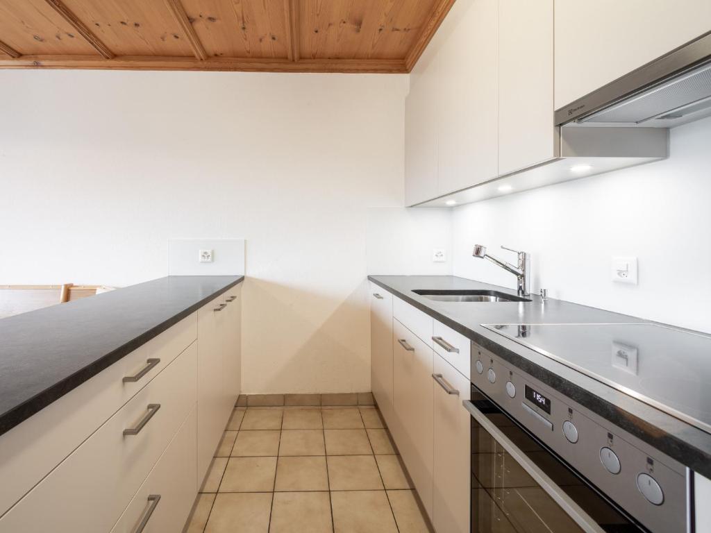 Kuchyň nebo kuchyňský kout v ubytování LAAX Homes - Val Signina 1-13a