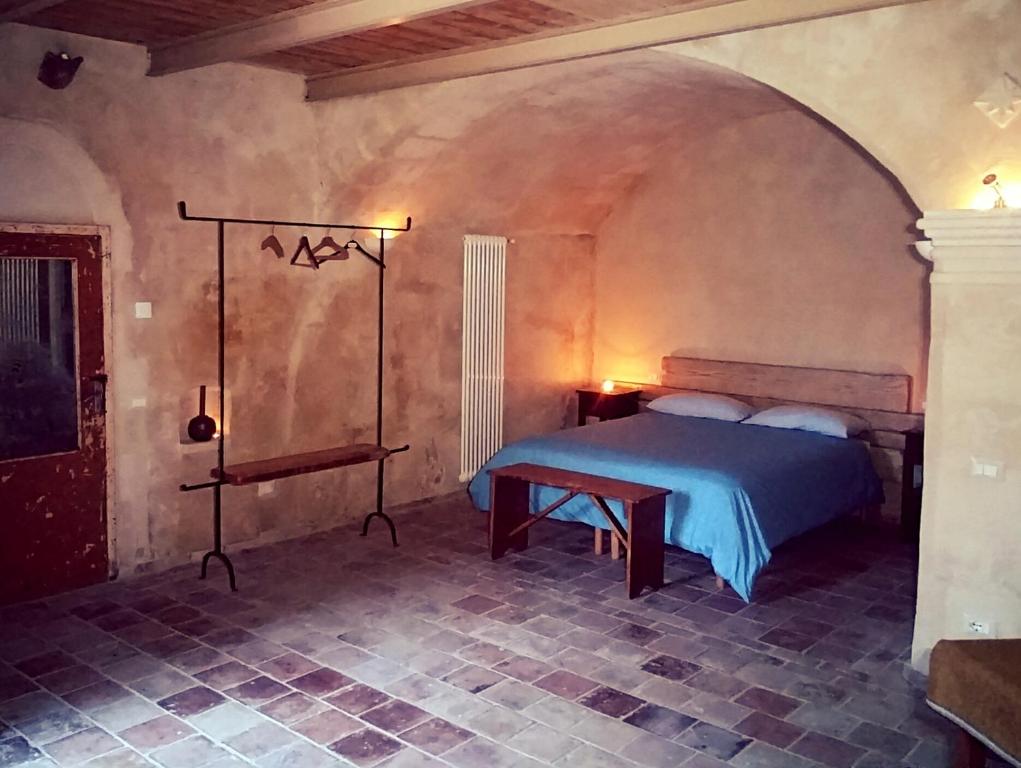 Postel nebo postele na pokoji v ubytování Cave Rooms Sassi