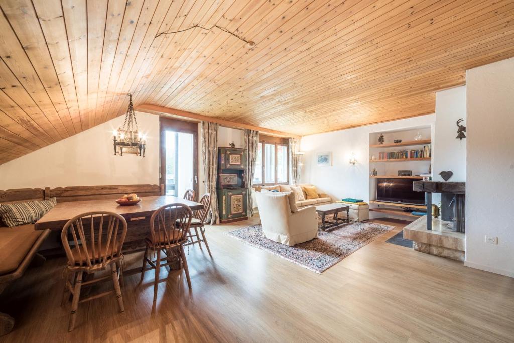 - une salle à manger et un salon avec un plafond en bois dans l'établissement LAAX Homes - Val Signina 8-17, à Laax