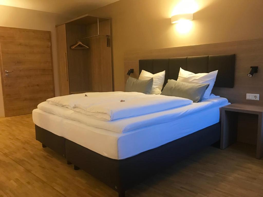 Postel nebo postele na pokoji v ubytování Gasthaus Schwan