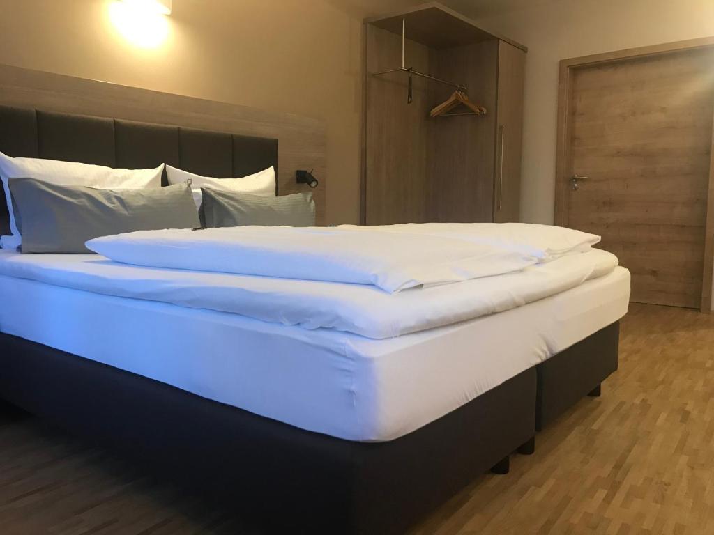 Postel nebo postele na pokoji v ubytování Gasthaus Schwan