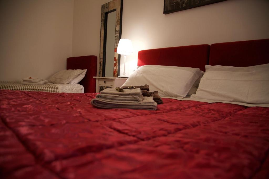 パドヴァにあるAppartamenti Portaveneziaの赤いベッド