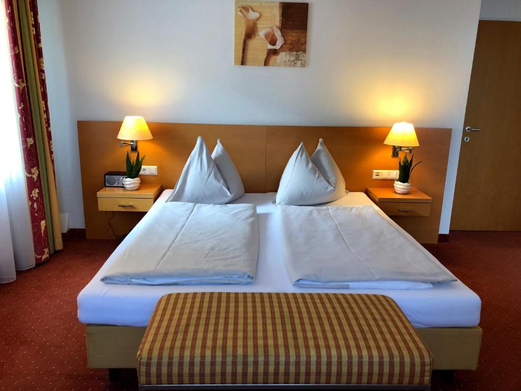 Postel nebo postele na pokoji v ubytování Motel55 - nettes Hotel mit Self Check-In in Villach, Warmbad