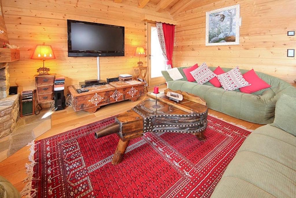 TV a/nebo společenská místnost v ubytování Chalet El Condor