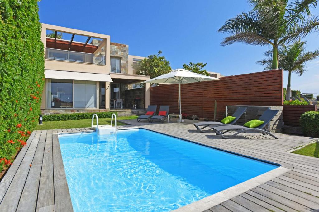 uma casa com piscina e uma casa em Salobre Golfers 5 em Maspalomas