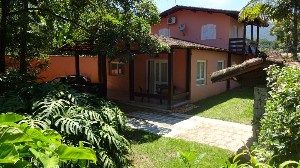 Casa Perequê 100 metros da praia في إلهابيلا: منظر المنزل من الحديقة