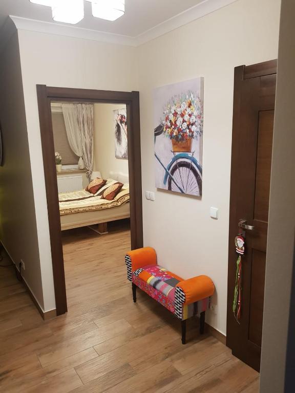 a room with a mirror and a bench and a bedroom at Przytulny Zakątek in Piła