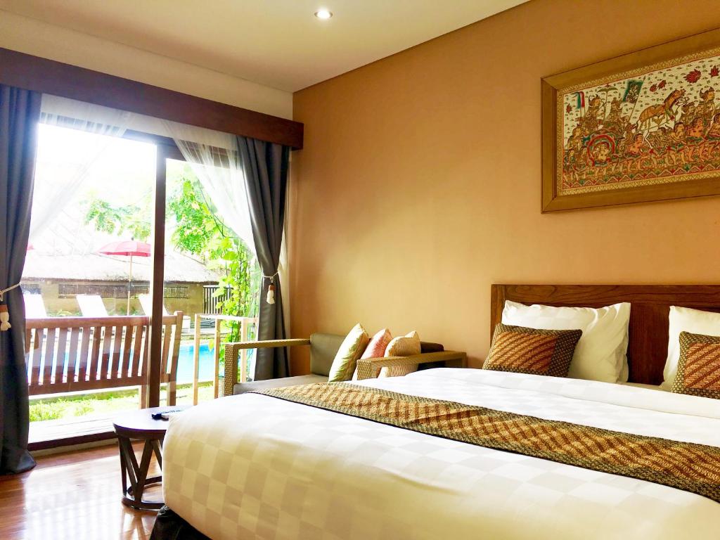 Tempat tidur dalam kamar di Hotel Puriartha Ubud - CHSE Certified
