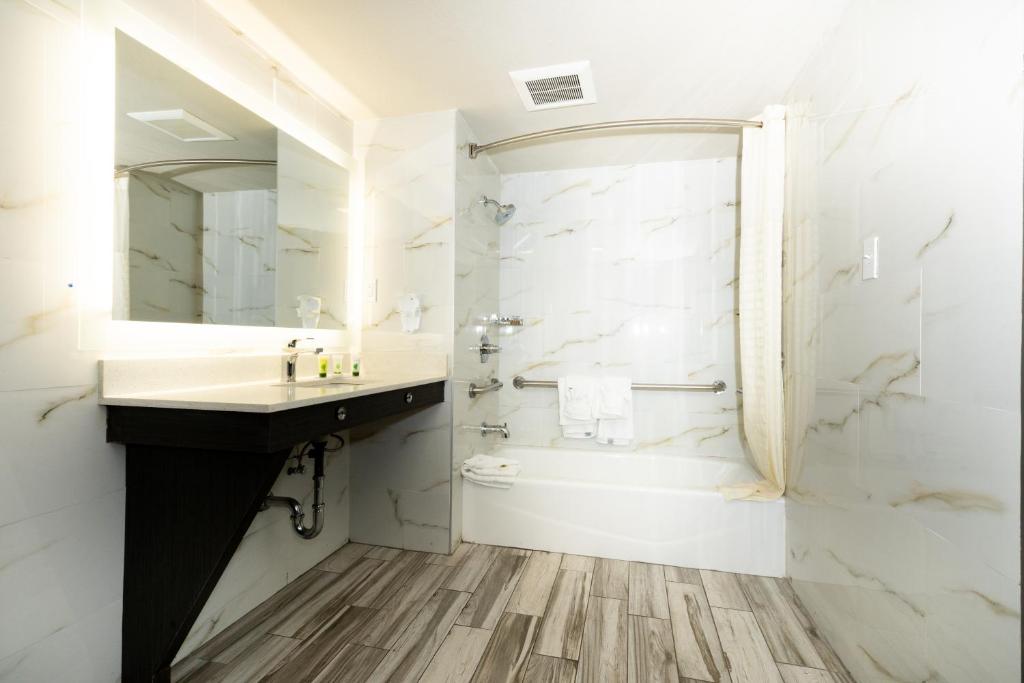 SureStay Plus Hotel by Best Western Point Richmond photo