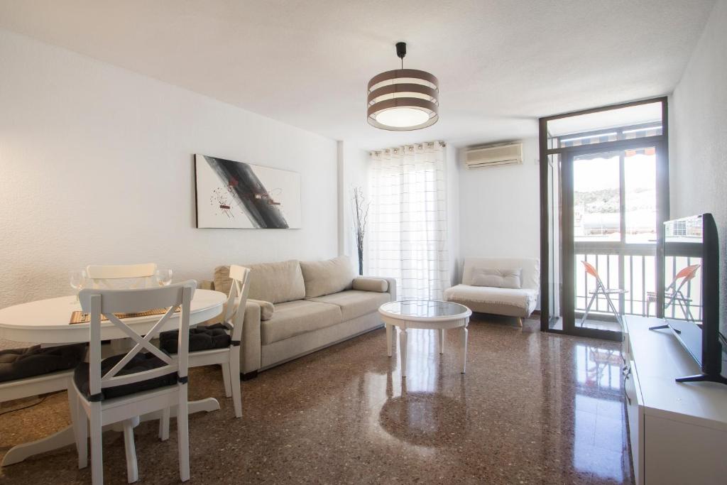uma sala de estar com um sofá e uma mesa em Alicante historic center, beach and marina appartment em Alicante