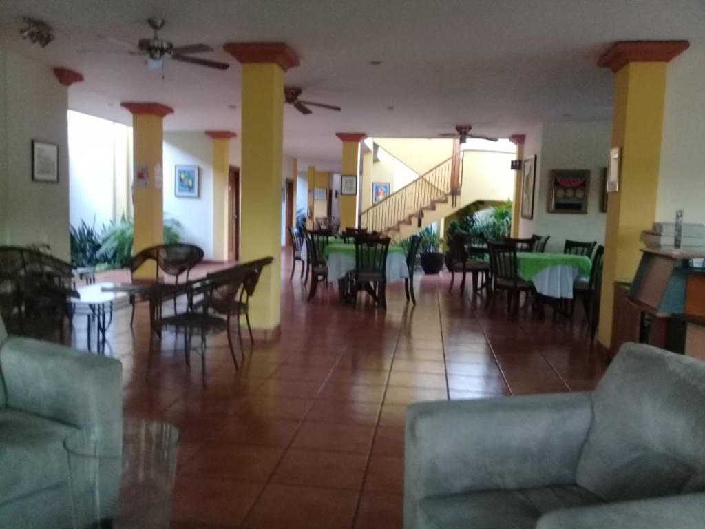 Un restaurante o sitio para comer en Hotel Brandts Los Robles de San Juan