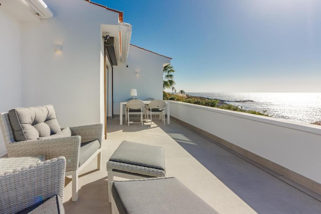 サンミゲル・デ・アボナにあるTenerife Villa Golf Vistamarの海の景色を望むバルコニー(椅子付)