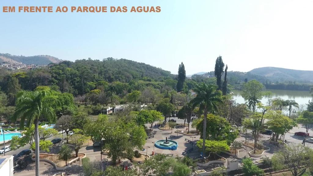 una imagen de un parque con árboles y un lago en Hotel Colonial, en São Lourenço