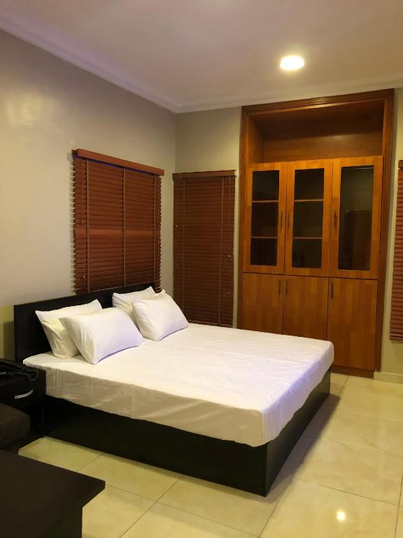 Postel nebo postele na pokoji v ubytování Posh Hotel and Suites Ikeja