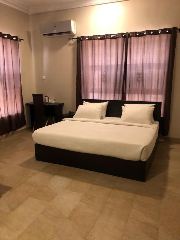 Postel nebo postele na pokoji v ubytování Posh Hotel and Suites Ikeja