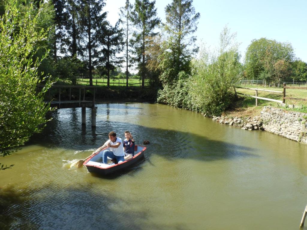 zwei Menschen in einem Boot auf einem Fluss in der Unterkunft L'écrin du Val de Sambre in Maubeuge
