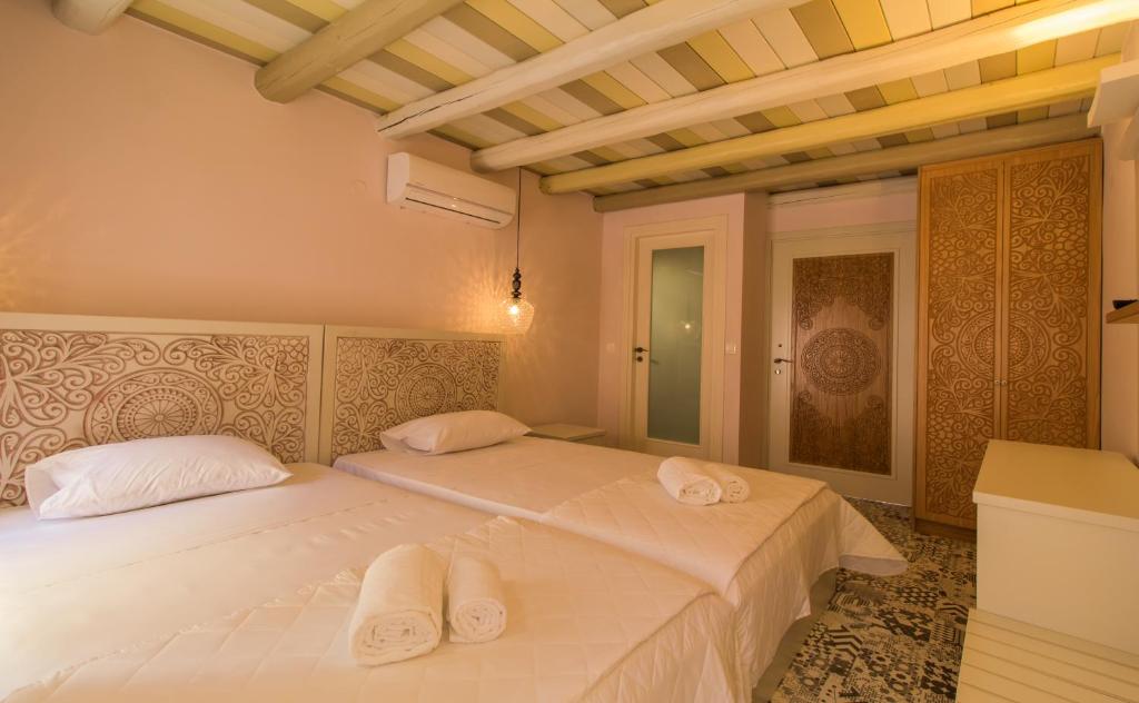 ハニア・タウンにあるBoutique GuestHouse Vetus Oppidumのベッドルーム1室(ベッド2台、タオル付)