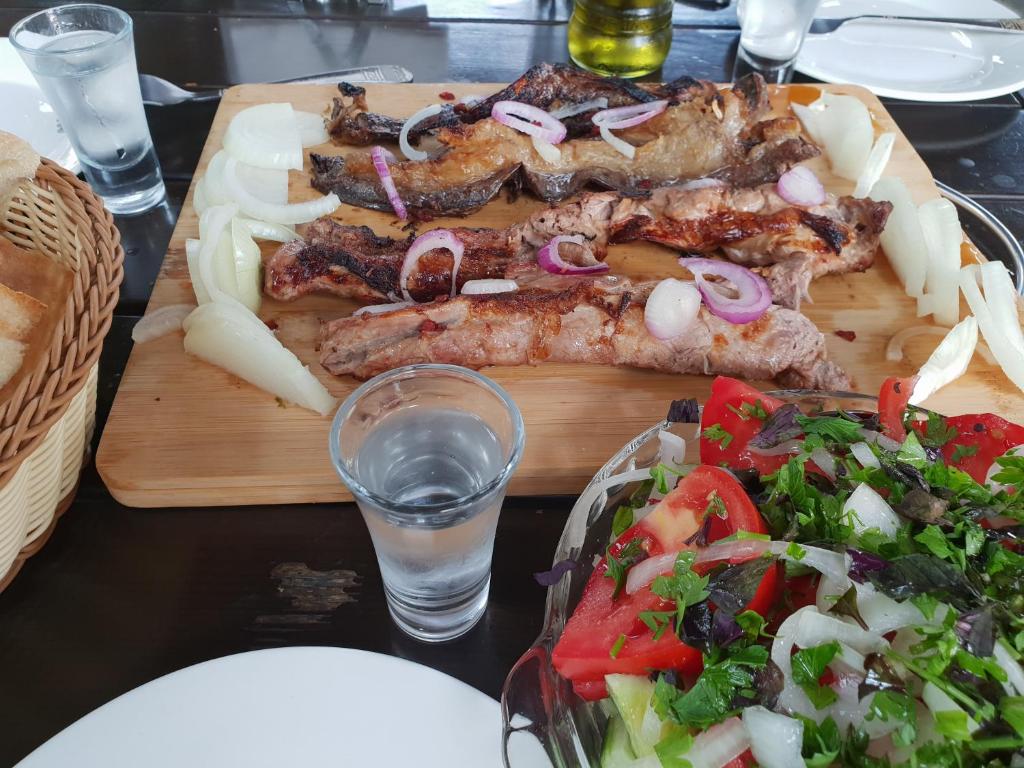 Jídlo v penzionu nebo okolí