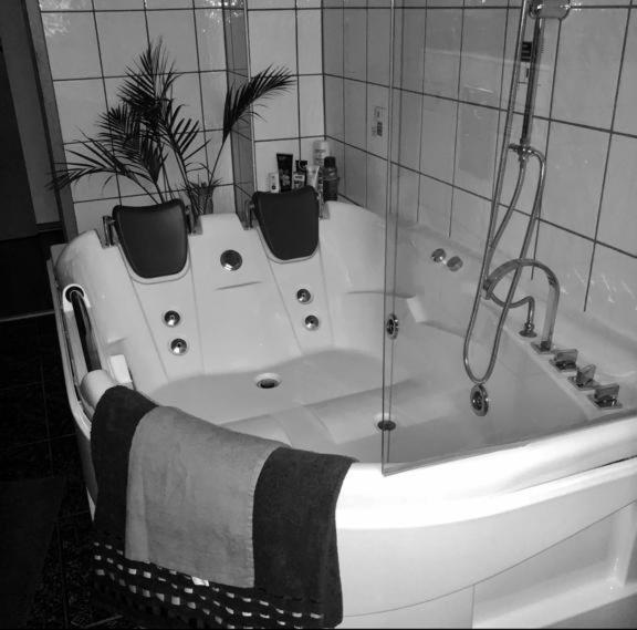 a bath tub with two chairs in a bathroom at Ferienparadies in Fürth