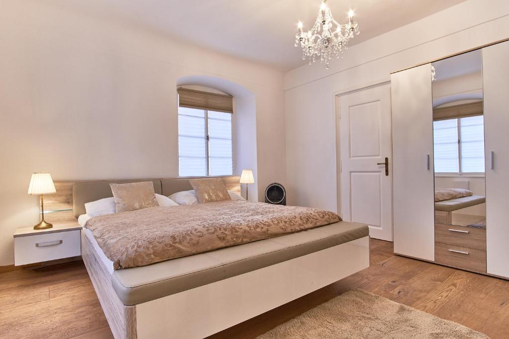 Postel nebo postele na pokoji v ubytování Charles Bridge Royal Apartment