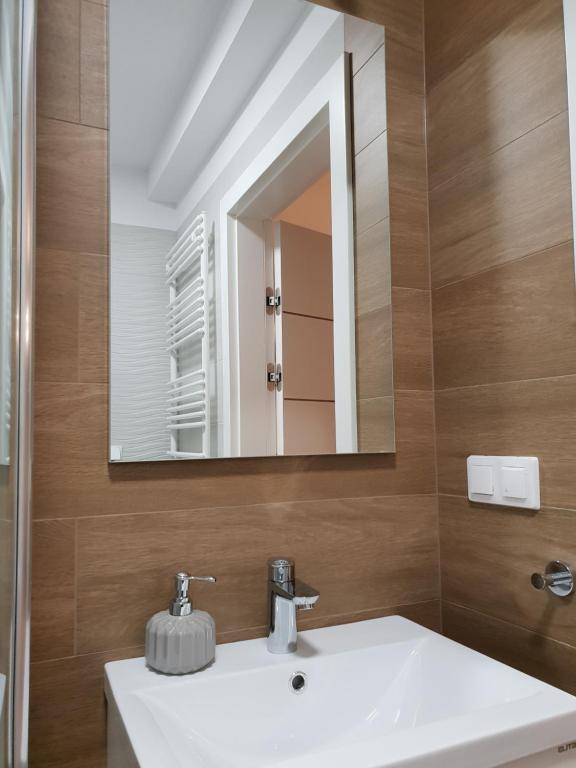 łazienka z umywalką i lustrem w obiekcie Apartament Widokowy - 5D Apartamenty w Świeradowie Zdroju