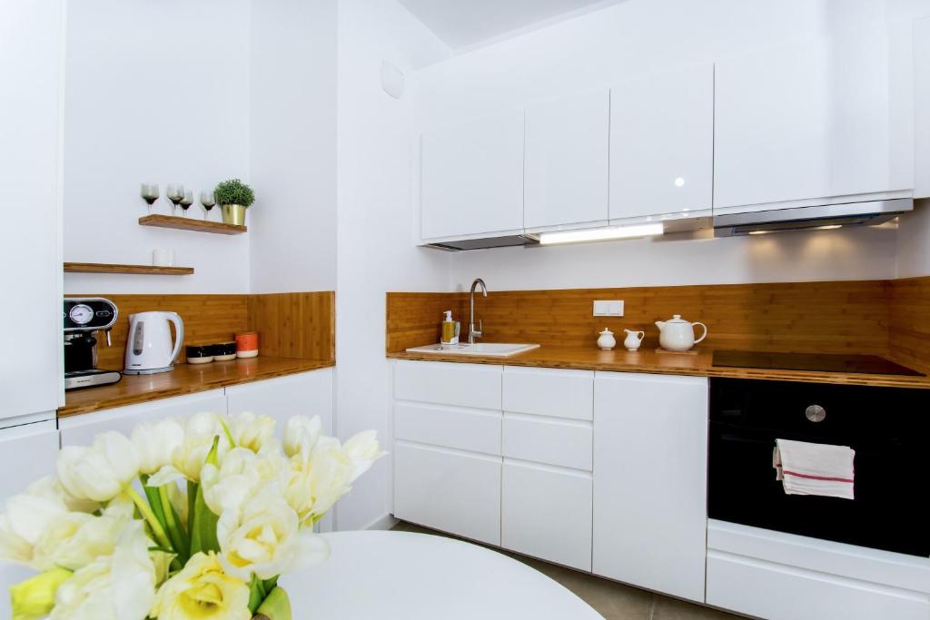 Kuchyňa alebo kuchynka v ubytovaní erApartments Mennica Residence